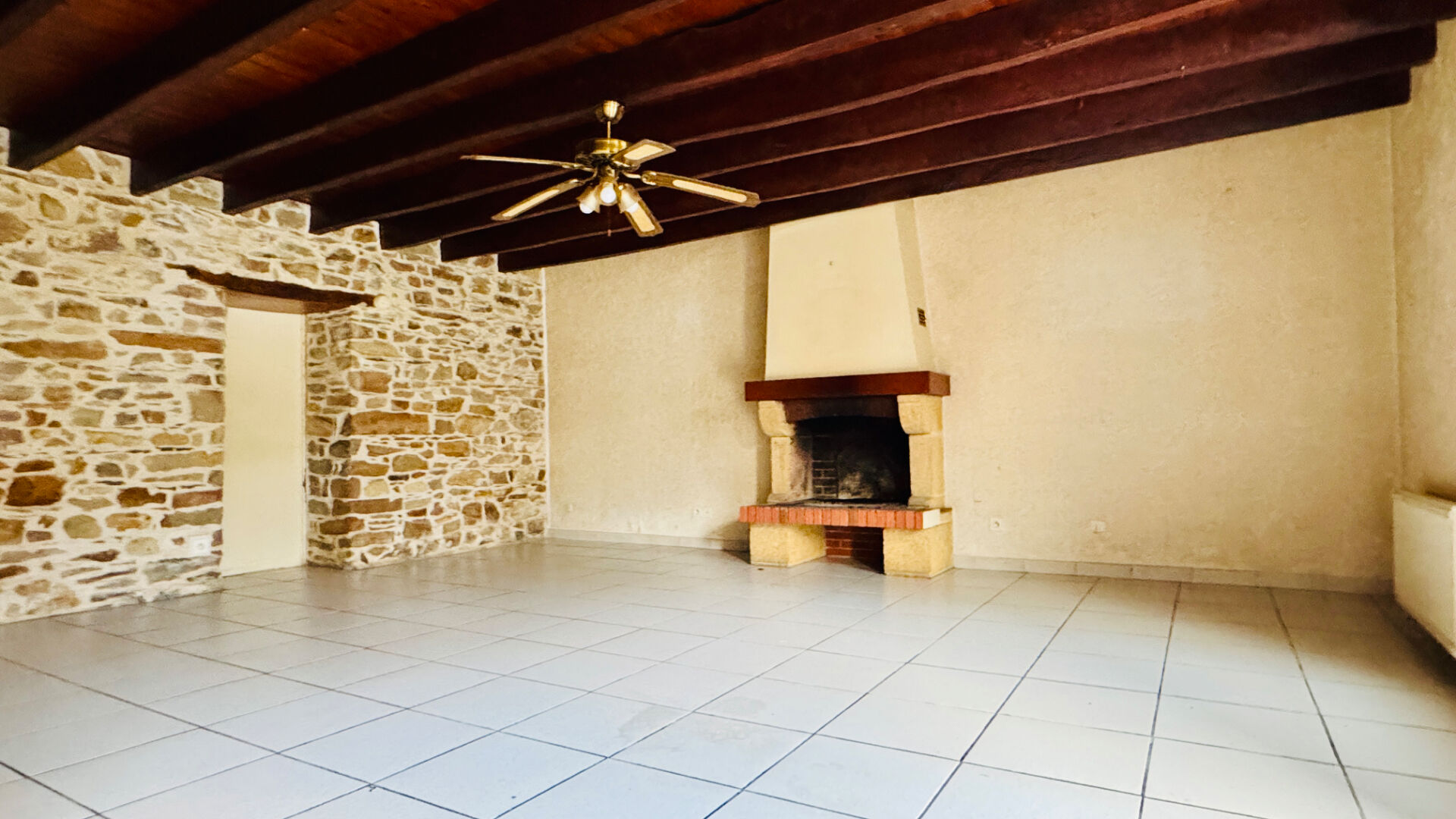 Maison en pierre avec d\u00e9pendance