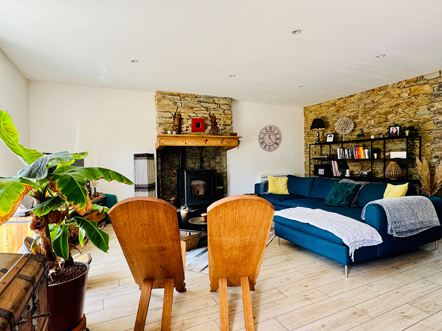 Maison en pierre r\u00e9nov\u00e9e pleine de charme avec jardin de presque 1000 m2